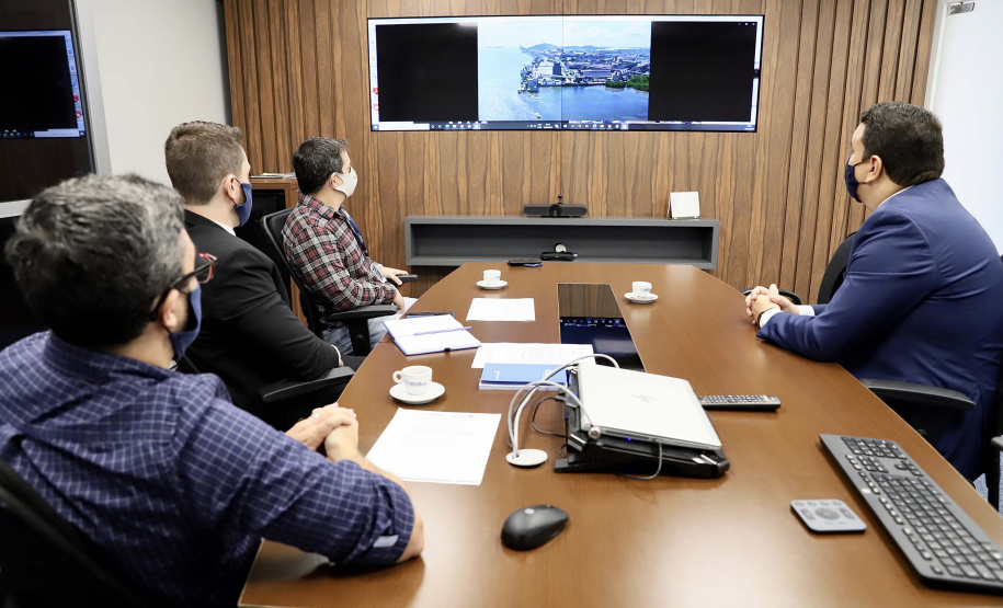 O trabalho alinhado da empresa pública Portos do Paraná e a Controladoria-Geral do Estado (CGE) busca garantir maior segurança jurídica e de gestão à atividade portuária. Esse foi um dos assuntos tratados durante o encontro do presidente da Portos do Paraná, Luiz Fernando Garcia, e diretores da empresa, com o controlador-geral do Estado, Raul Siqueira, nesta terça-feira (13).

Foto: Claudio Neves/Portos do Paraná