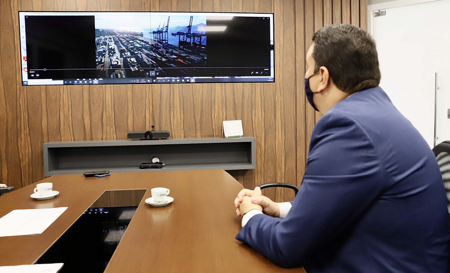 O trabalho alinhado da empresa pública Portos do Paraná e a Controladoria-Geral do Estado (CGE) busca garantir maior segurança jurídica e de gestão à atividade portuária. Esse foi um dos assuntos tratados durante o encontro do presidente da Portos do Paraná, Luiz Fernando Garcia, e diretores da empresa, com o controlador-geral do Estado, Raul Siqueira, nesta terça-feira (13).

Foto: Claudio Neves/Portos do Paraná