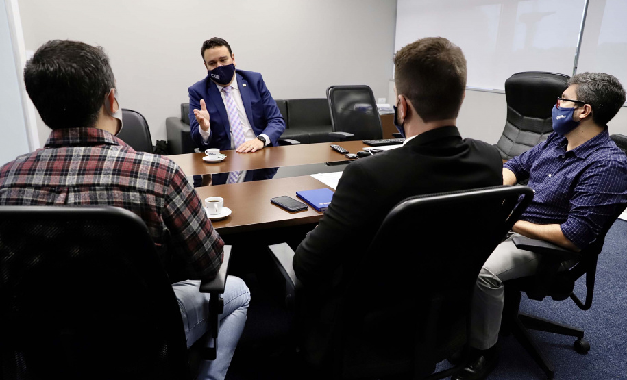 O trabalho alinhado da empresa pública Portos do Paraná e a Controladoria-Geral do Estado (CGE) busca garantir maior segurança jurídica e de gestão à atividade portuária. Esse foi um dos assuntos tratados durante o encontro do presidente da Portos do Paraná, Luiz Fernando Garcia, e diretores da empresa, com o controlador-geral do Estado, Raul Siqueira, nesta terça-feira (13).

Foto: Claudio Neves/Portos do Paraná