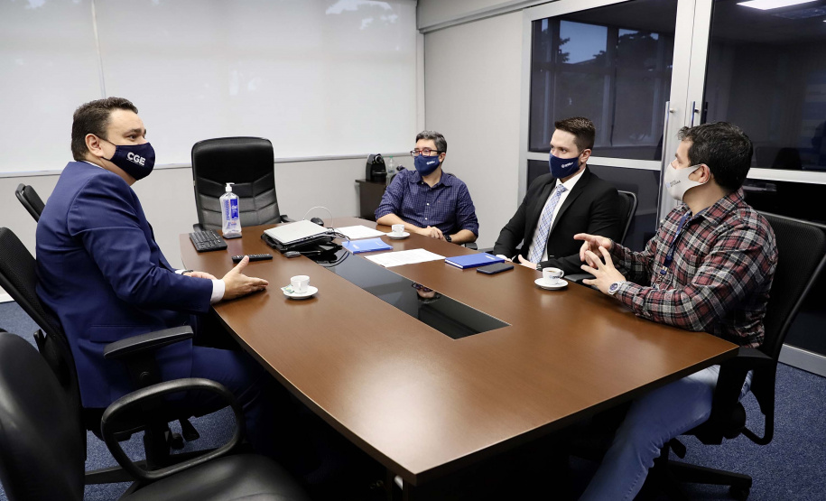 O trabalho alinhado da empresa pública Portos do Paraná e a Controladoria-Geral do Estado (CGE) busca garantir maior segurança jurídica e de gestão à atividade portuária. Esse foi um dos assuntos tratados durante o encontro do presidente da Portos do Paraná, Luiz Fernando Garcia, e diretores da empresa, com o controlador-geral do Estado, Raul Siqueira, nesta terça-feira (13).

Foto: Claudio Neves/Portos do Paraná