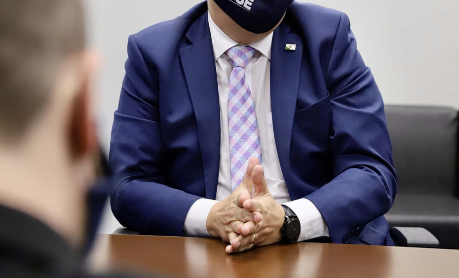 O trabalho alinhado da empresa pública Portos do Paraná e a Controladoria-Geral do Estado (CGE) busca garantir maior segurança jurídica e de gestão à atividade portuária. Esse foi um dos assuntos tratados durante o encontro do presidente da Portos do Paraná, Luiz Fernando Garcia, e diretores da empresa, com o controlador-geral do Estado, Raul Siqueira, nesta terça-feira (13).

Foto: Claudio Neves/Portos do Paraná