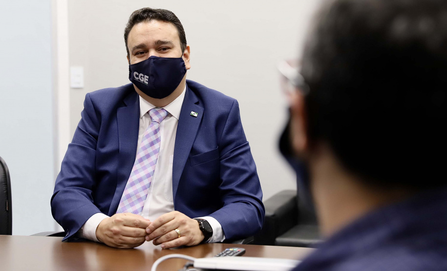 O trabalho alinhado da empresa pública Portos do Paraná e a Controladoria-Geral do Estado (CGE) busca garantir maior segurança jurídica e de gestão à atividade portuária. Esse foi um dos assuntos tratados durante o encontro do presidente da Portos do Paraná, Luiz Fernando Garcia, e diretores da empresa, com o controlador-geral do Estado, Raul Siqueira, nesta terça-feira (13).

Foto: Claudio Neves/Portos do Paraná