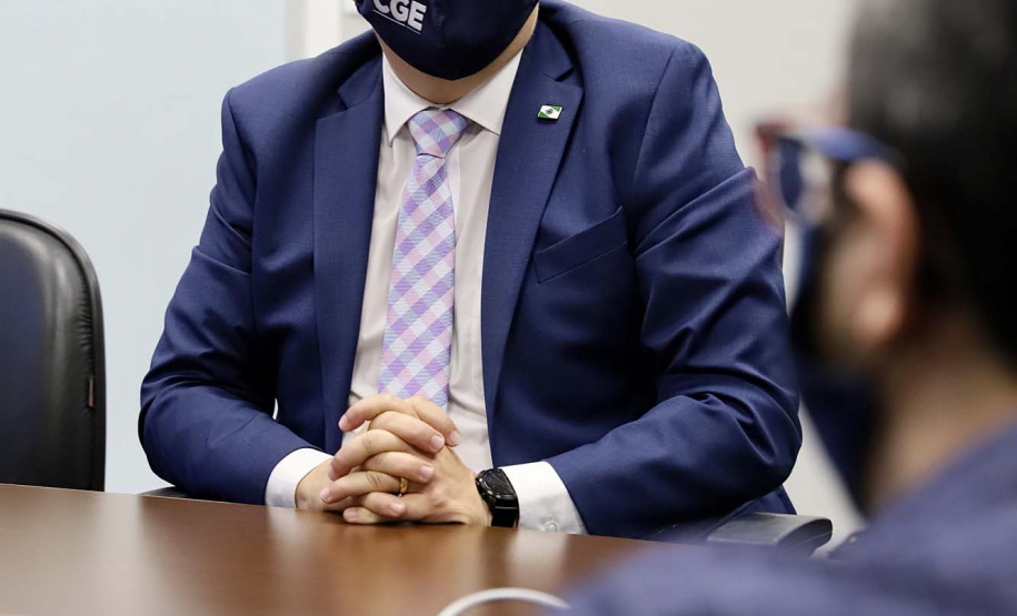 Foto: Claudio Neves/Portos do ParanáO trabalho alinhado da empresa pública Portos do Paraná e a Controladoria-Geral do Estado (CGE) busca garantir maior segurança jurídica e de gestão à atividade portuária. Esse foi um dos assuntos tratados durante o encontro do presidente da Portos do Paraná, Luiz Fernando Garcia, e diretores da empresa, com o controlador-geral do Estado, Raul Siqueira, nesta terça-feira (13).