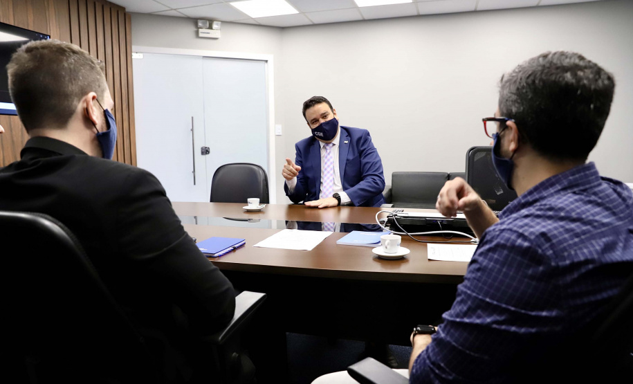 O trabalho alinhado da empresa pública Portos do Paraná e a Controladoria-Geral do Estado (CGE) busca garantir maior segurança jurídica e de gestão à atividade portuária. Esse foi um dos assuntos tratados durante o encontro do presidente da Portos do Paraná, Luiz Fernando Garcia, e diretores da empresa, com o controlador-geral do Estado, Raul Siqueira, nesta terça-feira (13).

Foto: Claudio Neves/Portos do Paraná