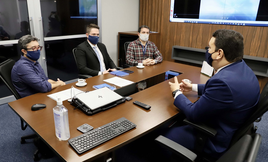 O trabalho alinhado da empresa pública Portos do Paraná e a Controladoria-Geral do Estado (CGE) busca garantir maior segurança jurídica e de gestão à atividade portuária. Esse foi um dos assuntos tratados durante o encontro do presidente da Portos do Paraná, Luiz Fernando Garcia, e diretores da empresa, com o controlador-geral do Estado, Raul Siqueira, nesta terça-feira (13).

Foto: Claudio Neves/Portos do Paraná