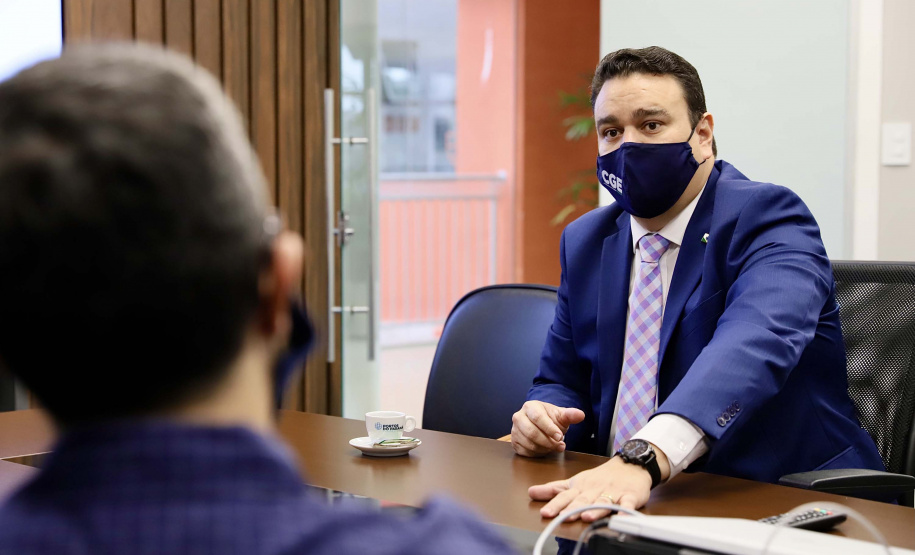 O trabalho alinhado da empresa pública Portos do Paraná e a Controladoria-Geral do Estado (CGE) busca garantir maior segurança jurídica e de gestão à atividade portuária. Esse foi um dos assuntos tratados durante o encontro do presidente da Portos do Paraná, Luiz Fernando Garcia, e diretores da empresa, com o controlador-geral do Estado, Raul Siqueira, nesta terça-feira (13).