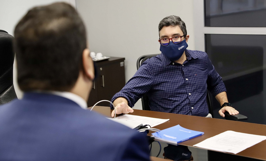 O trabalho alinhado da empresa pública Portos do Paraná e a Controladoria-Geral do Estado (CGE) busca garantir maior segurança jurídica e de gestão à atividade portuária. Esse foi um dos assuntos tratados durante o encontro do presidente da Portos do Paraná, Luiz Fernando Garcia, e diretores da empresa, com o controlador-geral do Estado, Raul Siqueira, nesta terça-feira (13).