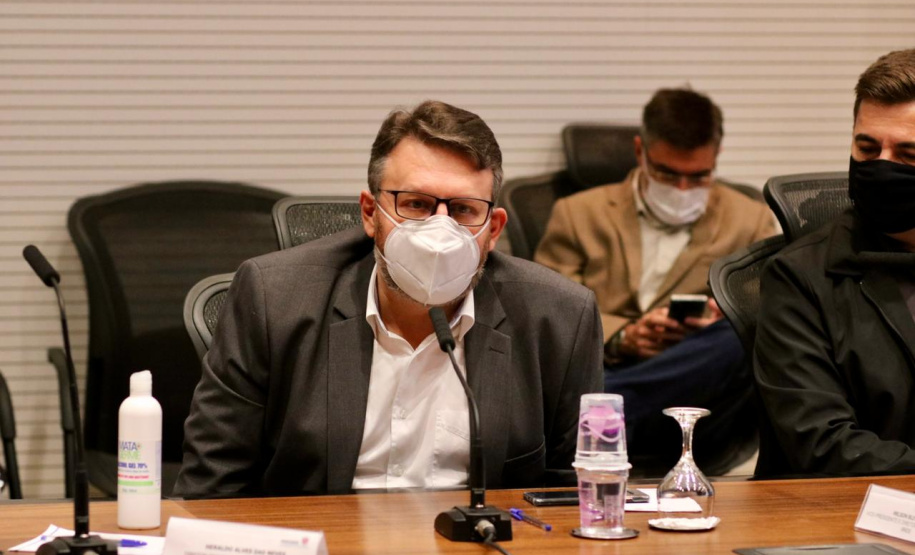 A Invest Paraná, agência de atração de investimentos do Governo do Estado, assinou nesta terça-feira (13) um acordo com o Banco de Desenvolvimento Fonplata. Vinculado aos países da Bacia do Prata (Argentina, Bolívia, Brasil, Paraguai e Uruguai), o banco financia projetos destinados a promover o desenvolvimento e a integração da região. Curitiba, 13/04/2021 - Foto: Camila Tonett