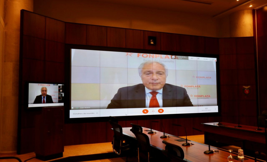 A Invest Paraná, agência de atração de investimentos do Governo do Estado, assinou nesta terça-feira (13) um acordo com o Banco de Desenvolvimento Fonplata. Vinculado aos países da Bacia do Prata (Argentina, Bolívia, Brasil, Paraguai e Uruguai), o banco financia projetos destinados a promover o desenvolvimento e a integração da região. Curitiba, 13/04/2021 - Foto: Camila Tonett