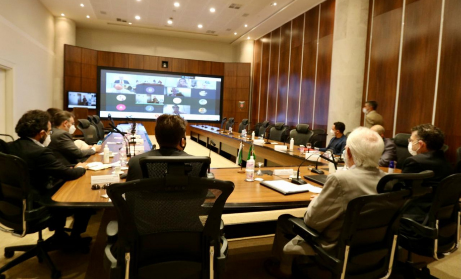 A Invest Paraná, agência de atração de investimentos do Governo do Estado, assinou nesta terça-feira (13) um acordo com o Banco de Desenvolvimento Fonplata. Vinculado aos países da Bacia do Prata (Argentina, Bolívia, Brasil, Paraguai e Uruguai), o banco financia projetos destinados a promover o desenvolvimento e a integração da região. Curitiba, 13/04/2021 - Foto: Camila Tonett