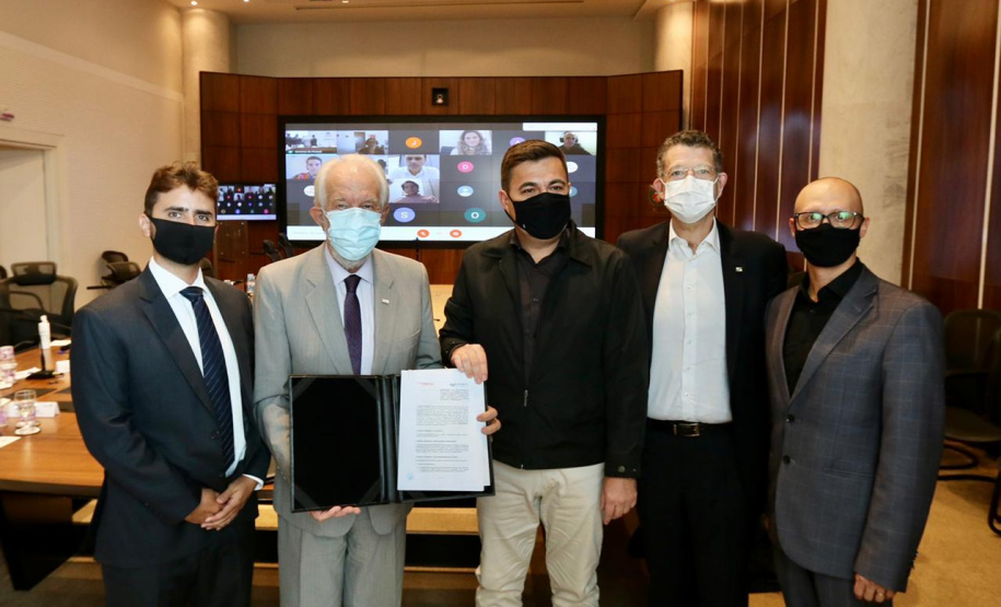 A Invest Paraná, agência de atração de investimentos do Governo do Estado, assinou nesta terça-feira (13) um acordo com o Banco de Desenvolvimento Fonplata. Vinculado aos países da Bacia do Prata (Argentina, Bolívia, Brasil, Paraguai e Uruguai), o banco financia projetos destinados a promover o desenvolvimento e a integração da região. Curitiba, 13/04/2021 - Foto: Camila Tonett