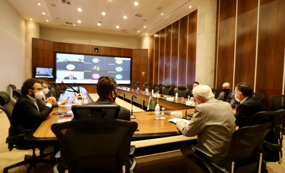 A Invest Paraná, agência de atração de investimentos do Governo do Estado, assinou nesta terça-feira (13) um acordo com o Banco de Desenvolvimento Fonplata. Vinculado aos países da Bacia do Prata (Argentina, Bolívia, Brasil, Paraguai e Uruguai), o banco financia projetos destinados a promover o desenvolvimento e a integração da região. Curitiba, 13/04/2021 - Foto: Camila Tonett