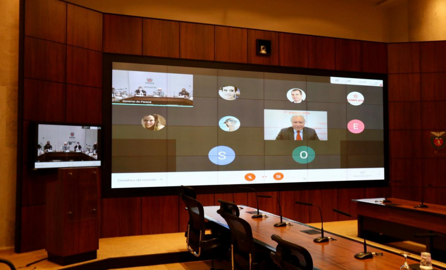 A Invest Paraná, agência de atração de investimentos do Governo do Estado, assinou nesta terça-feira (13) um acordo com o Banco de Desenvolvimento Fonplata. Vinculado aos países da Bacia do Prata (Argentina, Bolívia, Brasil, Paraguai e Uruguai), o banco financia projetos destinados a promover o desenvolvimento e a integração da região. Curitiba, 13/04/2021 - Foto: Camila Tonett