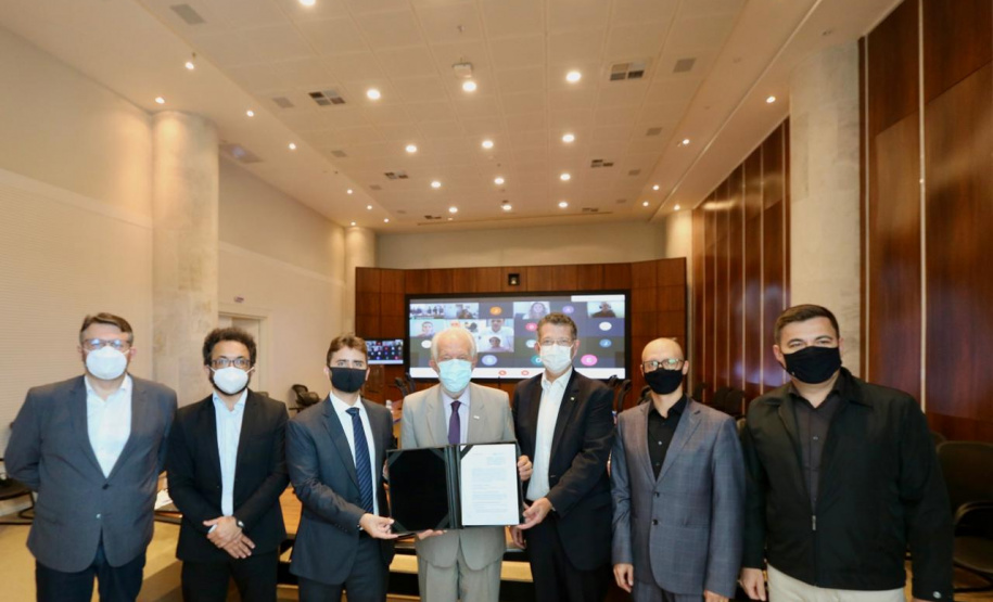 A Invest Paraná, agência de atração de investimentos do Governo do Estado, assinou nesta terça-feira (13) um acordo com o Banco de Desenvolvimento Fonplata. Vinculado aos países da Bacia do Prata (Argentina, Bolívia, Brasil, Paraguai e Uruguai), o banco financia projetos destinados a promover o desenvolvimento e a integração da região. Curitiba, 13/04/2021 - Foto: Camila Tonett