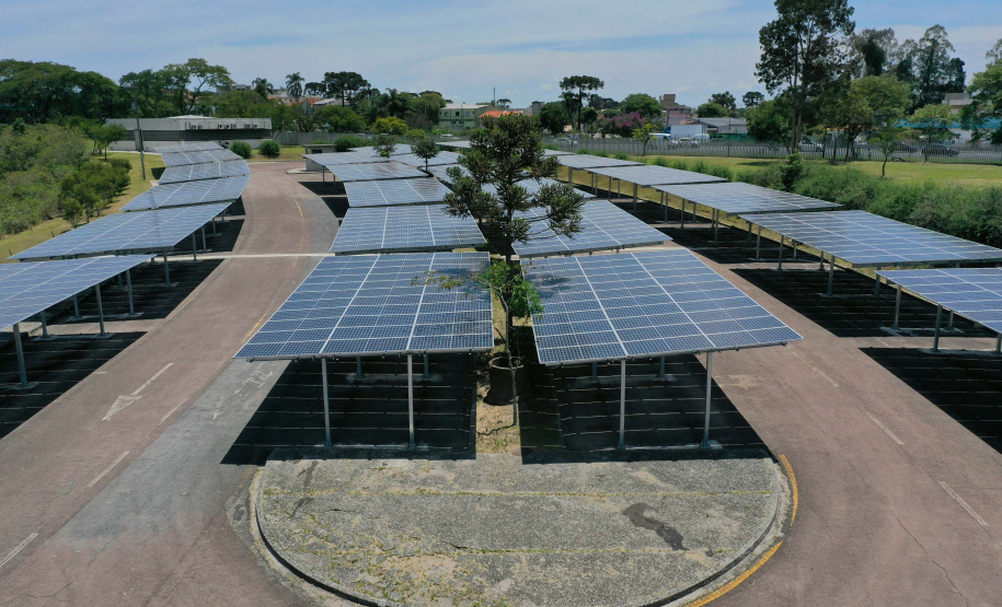 A Copel está à procura de oportunidades de negócio na área de eficiência energética. A Companhia abriu chamada pública nesta segunda, dia 12, para avaliar o mercado e empresas que possuam projetos no segmento. - Na foto, Copel e UFPR inauguram usina solar fotovoltaica em Curitiba . Foto: Alessandro Vieira/AEN