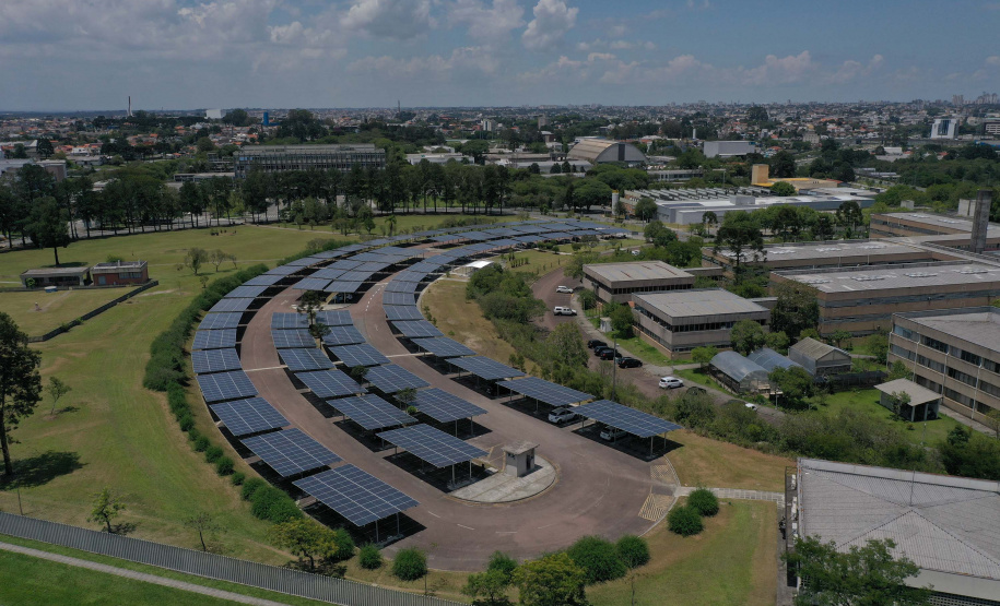 A Copel está à procura de oportunidades de negócio na área de eficiência energética. A Companhia abriu chamada pública nesta segunda, dia 12, para avaliar o mercado e empresas que possuam projetos no segmento. - Na foto, Copel e UFPR inauguram usina solar fotovoltaica em Curitiba . Foto: Alessandro Vieira/AEN