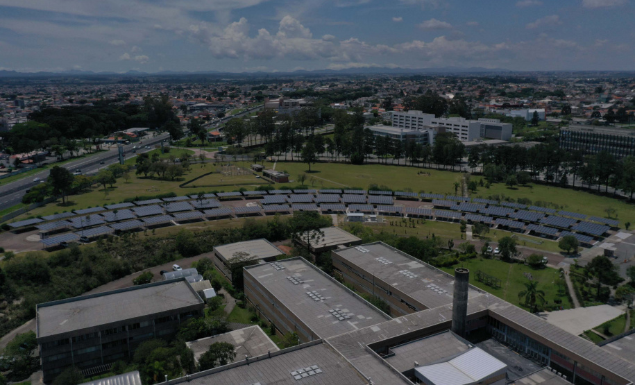 A Copel está à procura de oportunidades de negócio na área de eficiência energética. A Companhia abriu chamada pública nesta segunda, dia 12, para avaliar o mercado e empresas que possuam projetos no segmento. - Na foto, Copel e UFPR inauguram usina solar fotovoltaica em Curitiba . Foto: Alessandro Vieira/AEN