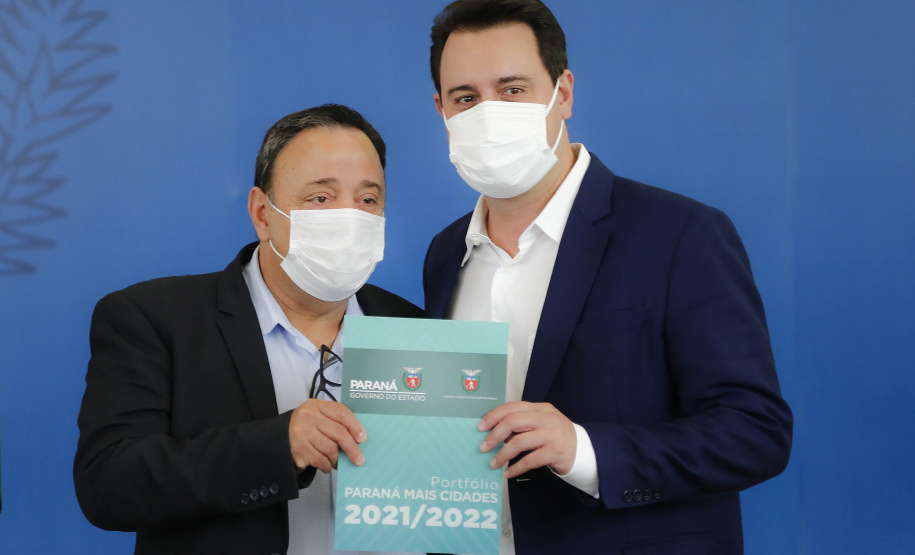 O governador Carlos Massa Ratinho Junior e o presidente da Assembleia Legislativa do Paraná, Ademar Traiano, lançaram nesta quarta-feira (14), no Palácio Iguaçu, a segunda edição do programa Paraná Mais Cidades, que disponibilizará meio bilhão para investimentos nos 399 municípios. Os recursos são do Tesouro Estadual e da sobra orçamentária do Poder Legislativo. - Curitiba, 14/04/2021 - Foto: Jonathan Campos/AEN