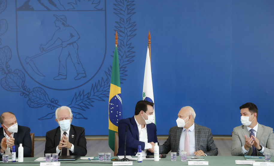 O governador Carlos Massa Ratinho Junior e o presidente da Assembleia Legislativa do Paraná, Ademar Traiano, lançaram nesta quarta-feira (14), no Palácio Iguaçu, a segunda edição do programa Paraná Mais Cidades, que disponibilizará meio bilhão para investimentos nos 399 municípios. Os recursos são do Tesouro Estadual e da sobra orçamentária do Poder Legislativo. - Curitiba, 14/04/2021 - Foto: Jonathan Campos/AEN
