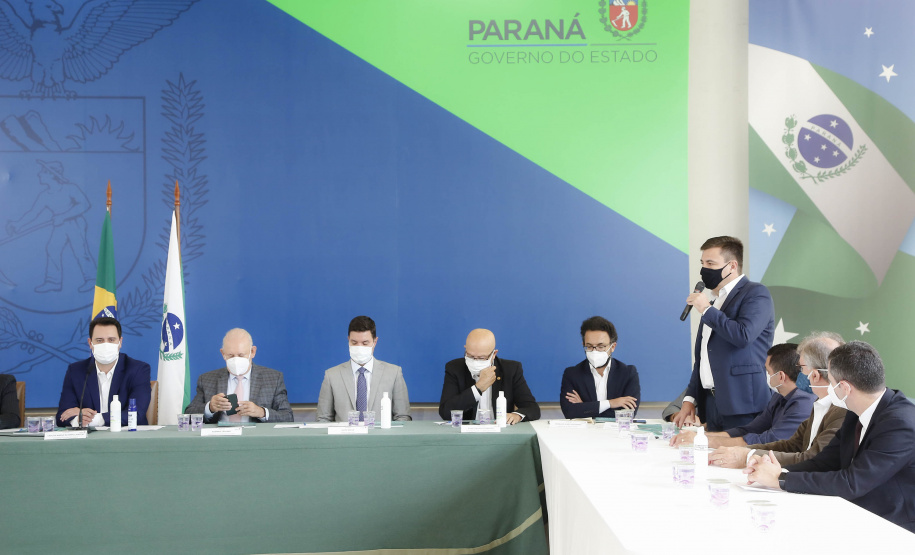 O governador Carlos Massa Ratinho Junior e o presidente da Assembleia Legislativa do Paraná, Ademar Traiano, lançaram nesta quarta-feira (14), no Palácio Iguaçu, a segunda edição do programa Paraná Mais Cidades, que disponibilizará meio bilhão para investimentos nos 399 municípios. Os recursos são do Tesouro Estadual e da sobra orçamentária do Poder Legislativo. - Curitiba, 14/04/2021 - Foto: Jonathan Campos/AEN