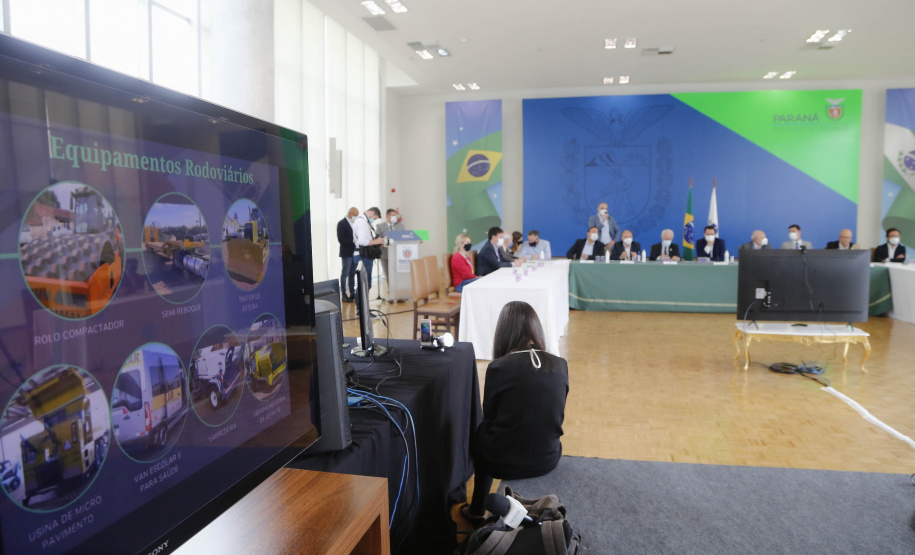 O governador Carlos Massa Ratinho Junior e o presidente da Assembleia Legislativa do Paraná, Ademar Traiano, lançaram nesta quarta-feira (14), no Palácio Iguaçu, a segunda edição do programa Paraná Mais Cidades, que disponibilizará meio bilhão para investimentos nos 399 municípios. Os recursos são do Tesouro Estadual e da sobra orçamentária do Poder Legislativo. - Curitiba, 14/04/2021 - Foto: Jonathan Campos/AEN