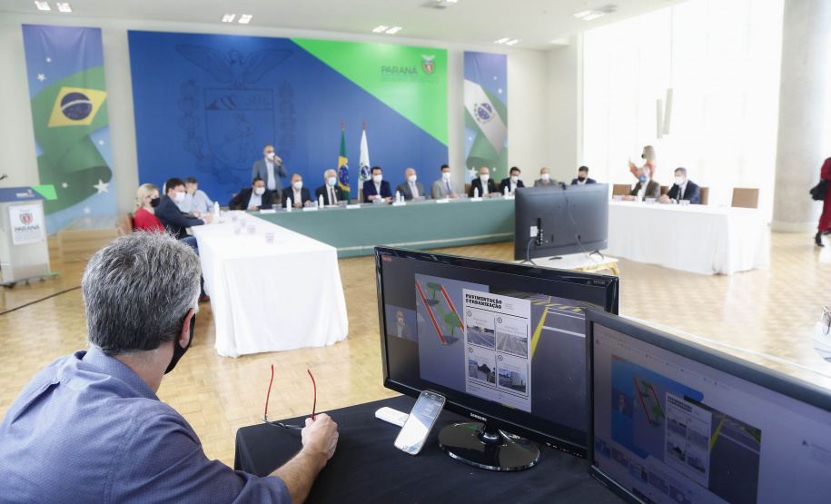 O governador Carlos Massa Ratinho Junior e o presidente da Assembleia Legislativa do Paraná, Ademar Traiano, lançaram nesta quarta-feira (14), no Palácio Iguaçu, a segunda edição do programa Paraná Mais Cidades, que disponibilizará meio bilhão para investimentos nos 399 municípios. Os recursos são do Tesouro Estadual e da sobra orçamentária do Poder Legislativo. - Curitiba, 14/04/2021 - Foto: Jonathan Campos/AEN