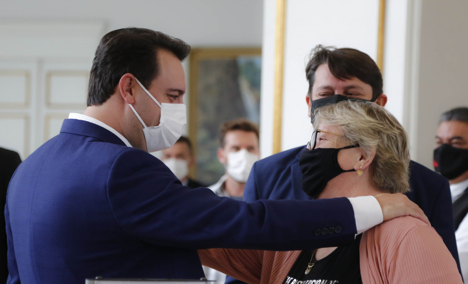 O governador Carlos Massa Ratinho Junior e o presidente da Assembleia Legislativa do Paraná, Ademar Traiano, lançaram nesta quarta-feira (14), no Palácio Iguaçu, a segunda edição do programa Paraná Mais Cidades, que disponibilizará meio bilhão para investimentos nos 399 municípios. Os recursos são do Tesouro Estadual e da sobra orçamentária do Poder Legislativo. - Curitiba, 14/04/2021 - Foto: Jonathan Campos/AEN