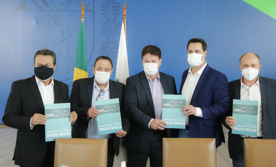O governador Carlos Massa Ratinho Junior e o presidente da Assembleia Legislativa do Paraná, Ademar Traiano, lançaram nesta quarta-feira (14), no Palácio Iguaçu, a segunda edição do programa Paraná Mais Cidades, que disponibilizará meio bilhão para investimentos nos 399 municípios. Os recursos são do Tesouro Estadual e da sobra orçamentária do Poder Legislativo. - Curitiba, 14/04/2021 - Foto: Jonathan Campos/AEN