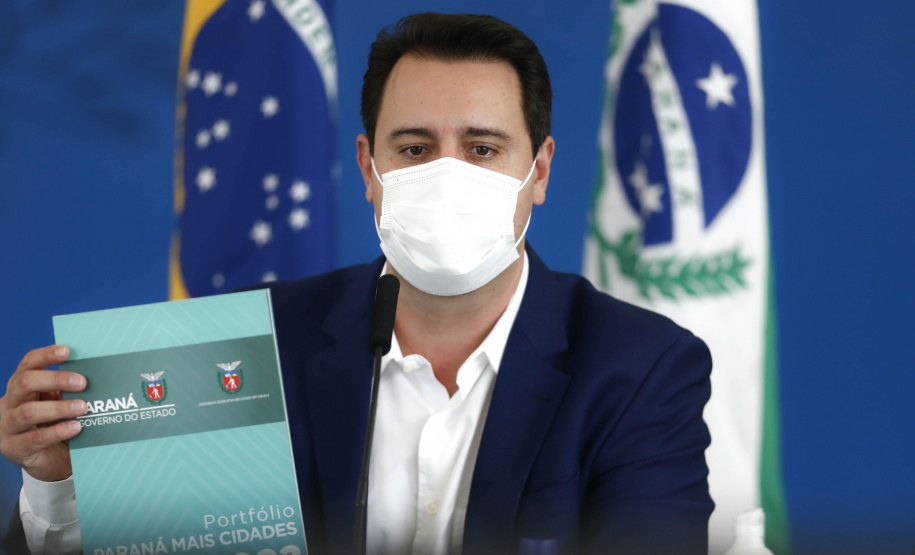 O governador Carlos Massa Ratinho Junior e o presidente da Assembleia Legislativa do Paraná, Ademar Traiano, lançaram nesta quarta-feira (14), no Palácio Iguaçu, a segunda edição do programa Paraná Mais Cidades, que disponibilizará meio bilhão para investimentos nos 399 municípios. Os recursos são do Tesouro Estadual e da sobra orçamentária do Poder Legislativo. - Curitiba, 14/04/2021 - Foto: Jonathan Campos/AEN