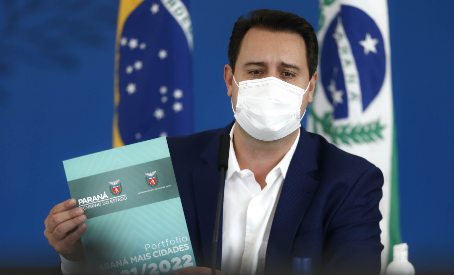 O governador Carlos Massa Ratinho Junior e o presidente da Assembleia Legislativa do Paraná, Ademar Traiano, lançaram nesta quarta-feira (14), no Palácio Iguaçu, a segunda edição do programa Paraná Mais Cidades, que disponibilizará meio bilhão para investimentos nos 399 municípios. Os recursos são do Tesouro Estadual e da sobra orçamentária do Poder Legislativo. - Curitiba, 14/04/2021 - Foto: Jonathan Campos/AEN