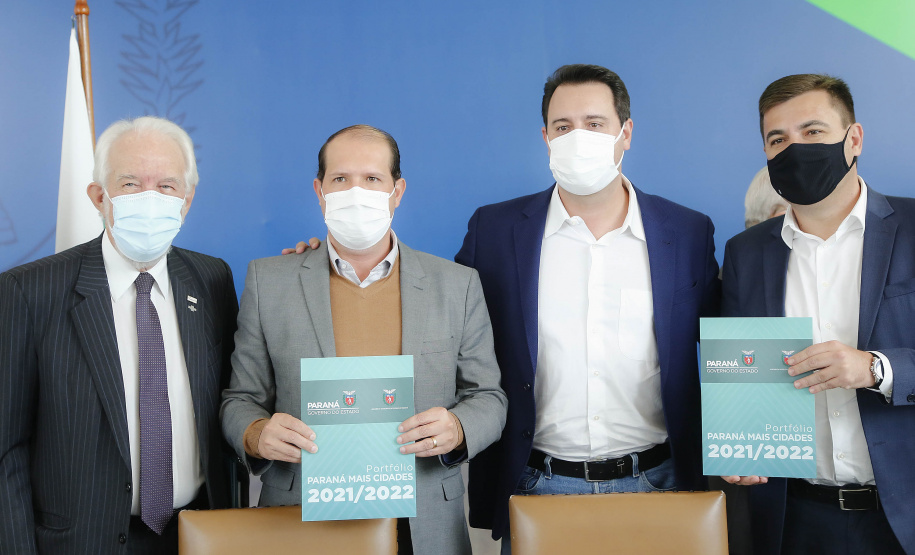 O governador Carlos Massa Ratinho Junior e o presidente da Assembleia Legislativa do Paraná, Ademar Traiano, lançaram nesta quarta-feira (14), no Palácio Iguaçu, a segunda edição do programa Paraná Mais Cidades, que disponibilizará meio bilhão para investimentos nos 399 municípios. Os recursos são do Tesouro Estadual e da sobra orçamentária do Poder Legislativo. - Curitiba, 14/04/2021 - Foto: Jonathan Campos/AEN