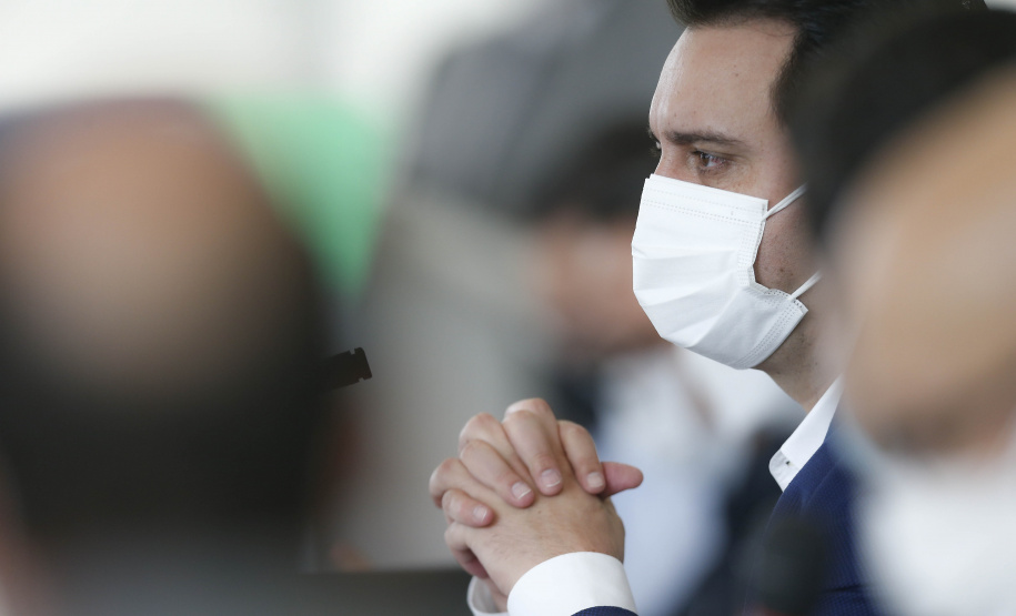 O governador Carlos Massa Ratinho Junior e o presidente da Assembleia Legislativa do Paraná, Ademar Traiano, lançaram nesta quarta-feira (14), no Palácio Iguaçu, a segunda edição do programa Paraná Mais Cidades, que disponibilizará meio bilhão para investimentos nos 399 municípios. Os recursos são do Tesouro Estadual e da sobra orçamentária do Poder Legislativo. - Curitiba, 14/04/2021 - Foto: Jonathan Campos/AEN