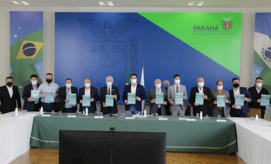 O governador Carlos Massa Ratinho Junior e o presidente da Assembleia Legislativa do Paraná, Ademar Traiano, lançaram nesta quarta-feira (14), no Palácio Iguaçu, a segunda edição do programa Paraná Mais Cidades, que disponibilizará meio bilhão para investimentos nos 399 municípios. Os recursos são do Tesouro Estadual e da sobra orçamentária do Poder Legislativo. - Curitiba, 14/04/2021 - Foto: Jonathan Campos/AEN