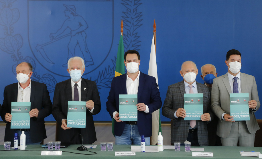 O governador Carlos Massa Ratinho Junior e o presidente da Assembleia Legislativa do Paraná, Ademar Traiano, lançaram nesta quarta-feira (14), no Palácio Iguaçu, a segunda edição do programa Paraná Mais Cidades, que disponibilizará meio bilhão para investimentos nos 399 municípios. Os recursos são do Tesouro Estadual e da sobra orçamentária do Poder Legislativo. - Curitiba, 14/04/2021 - Foto: Jonathan Campos/AEN
