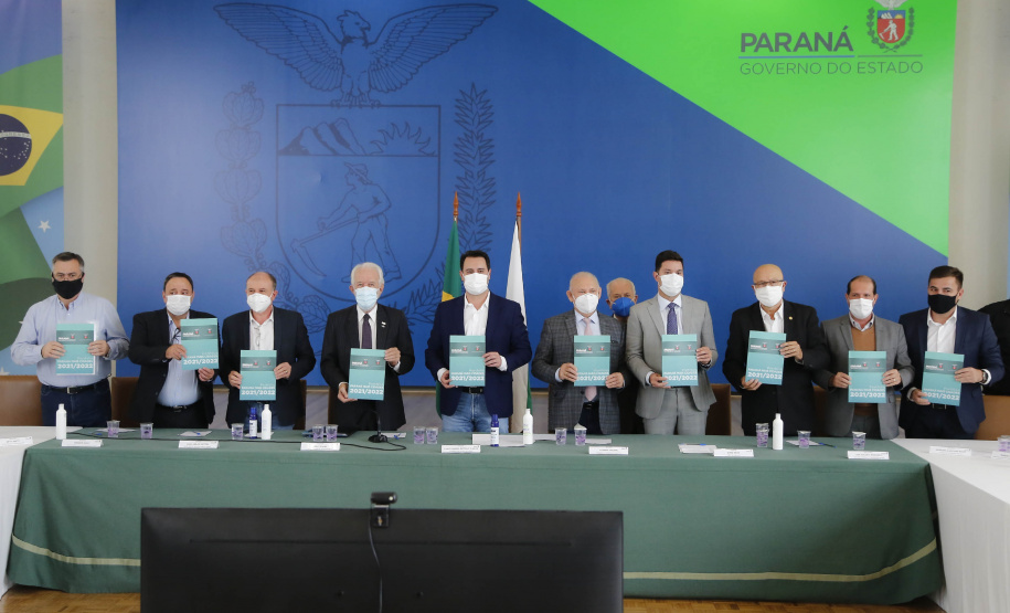 O governador Carlos Massa Ratinho Junior e o presidente da Assembleia Legislativa do Paraná, Ademar Traiano, lançaram nesta quarta-feira (14), no Palácio Iguaçu, a segunda edição do programa Paraná Mais Cidades, que disponibilizará meio bilhão para investimentos nos 399 municípios. Os recursos são do Tesouro Estadual e da sobra orçamentária do Poder Legislativo. - Curitiba, 14/04/2021 - Foto: Jonathan Campos/AEN