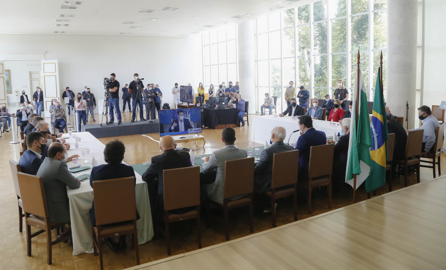 O governador Carlos Massa Ratinho Junior e o presidente da Assembleia Legislativa do Paraná, Ademar Traiano, lançaram nesta quarta-feira (14), no Palácio Iguaçu, a segunda edição do programa Paraná Mais Cidades, que disponibilizará meio bilhão para investimentos nos 399 municípios. Os recursos são do Tesouro Estadual e da sobra orçamentária do Poder Legislativo. - Curitiba, 14/04/2021 - Foto: Jonathan Campos/AEN