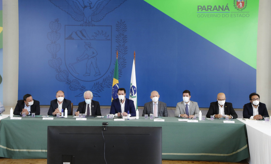 O governador Carlos Massa Ratinho Junior e o presidente da Assembleia Legislativa do Paraná, Ademar Traiano, lançaram nesta quarta-feira (14), no Palácio Iguaçu, a segunda edição do programa Paraná Mais Cidades, que disponibilizará meio bilhão para investimentos nos 399 municípios. Os recursos são do Tesouro Estadual e da sobra orçamentária do Poder Legislativo. - Curitiba, 14/04/2021 - Foto: Jonathan Campos/AEN