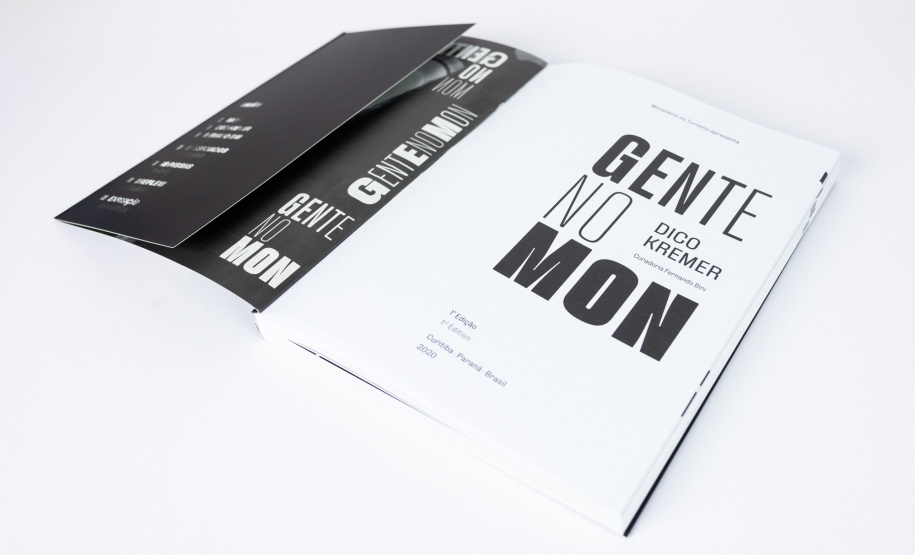 O Museu Oscar Niemeyer (MON) coloca à venda o catálogo da exposição ?Gente no MON?, do fotógrafo Dico Kremer. A mostra, realizada pelo Museu, ficou em cartaz de outubro de 2020 a janeiro deste ano. O catálogo está disponível na MON Loja. - Foto: Marcello Kawase/MON