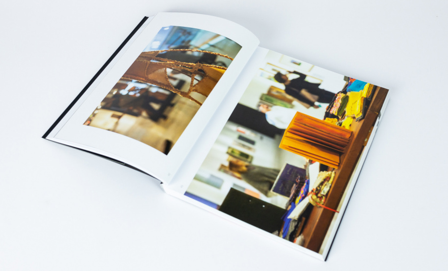 O Museu Oscar Niemeyer (MON) coloca à venda o catálogo da exposição ?Gente no MON?, do fotógrafo Dico Kremer. A mostra, realizada pelo Museu, ficou em cartaz de outubro de 2020 a janeiro deste ano. O catálogo está disponível na MON Loja. - Foto: Marcello Kawase/MON