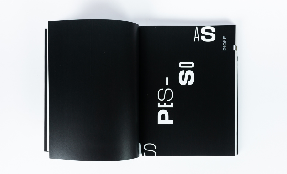 O Museu Oscar Niemeyer (MON) coloca à venda o catálogo da exposição ?Gente no MON?, do fotógrafo Dico Kremer. A mostra, realizada pelo Museu, ficou em cartaz de outubro de 2020 a janeiro deste ano. O catálogo está disponível na MON Loja. - Foto: Marcello Kawase/MON