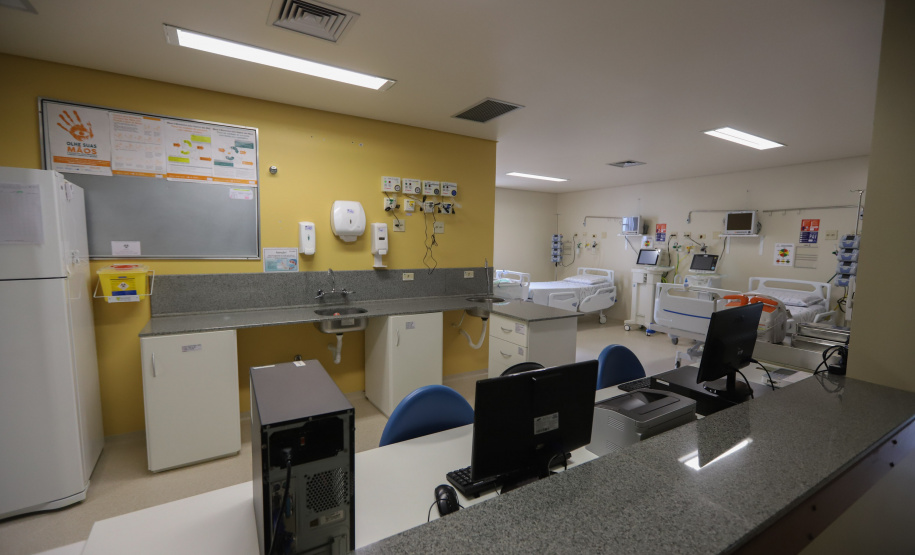 Hosp Lapa O governador Carlos Massa Ratinho Junior visita nesta quarta-feira (14) o Hospital Regional São Sebastião, na Lapa. A Secretaria de Estado da Saúde disponibiliza seis leitos de UTI no hospital. A unidade já conta com 40 leitos de enfermaria na estratégia de combate à Covid-19. 14/04/2021 - Foto: Geraldo Bubniak/AEN