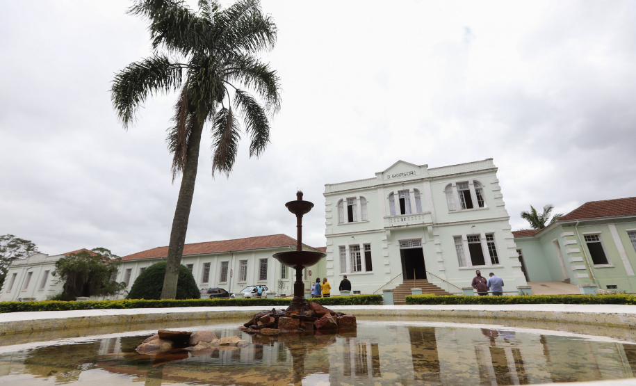 Hosp Lapa O governador Carlos Massa Ratinho Junior visita nesta quarta-feira (14) o Hospital Regional São Sebastião, na Lapa. A Secretaria de Estado da Saúde disponibiliza seis leitos de UTI no hospital. A unidade já conta com 40 leitos de enfermaria na estratégia de combate à Covid-19. 14/04/2021 - Foto: Geraldo Bubniak/AEN