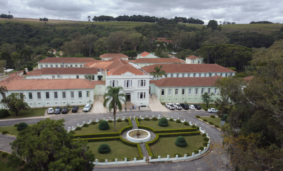 Hosp Lapa O governador Carlos Massa Ratinho Junior visita nesta quarta-feira (14) o Hospital Regional São Sebastião, na Lapa. A Secretaria de Estado da Saúde disponibiliza seis leitos de UTI no hospital. A unidade já conta com 40 leitos de enfermaria na estratégia de combate à Covid-19. 14/04/2021 - Foto: Geraldo Bubniak/AEN