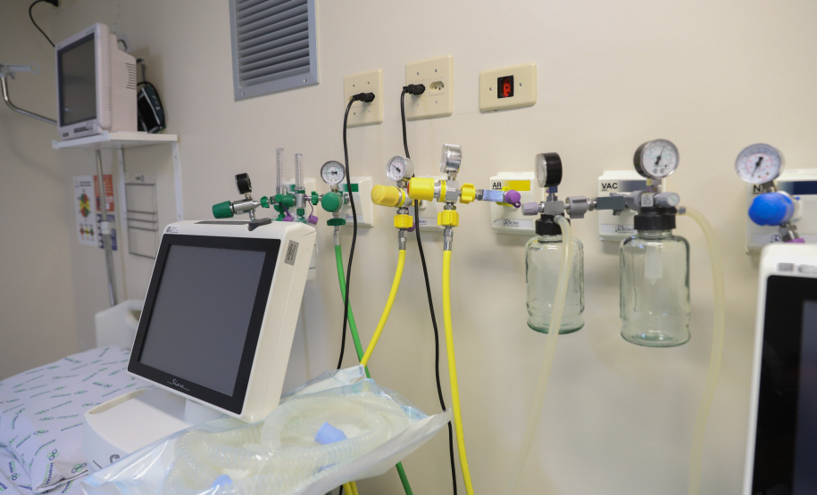 Hosp Lapa O governador Carlos Massa Ratinho Junior visita nesta quarta-feira (14) o Hospital Regional São Sebastião, na Lapa. A Secretaria de Estado da Saúde disponibiliza seis leitos de UTI no hospital. A unidade já conta com 40 leitos de enfermaria na estratégia de combate à Covid-19. 14/04/2021 - Foto: Geraldo Bubniak/AEN