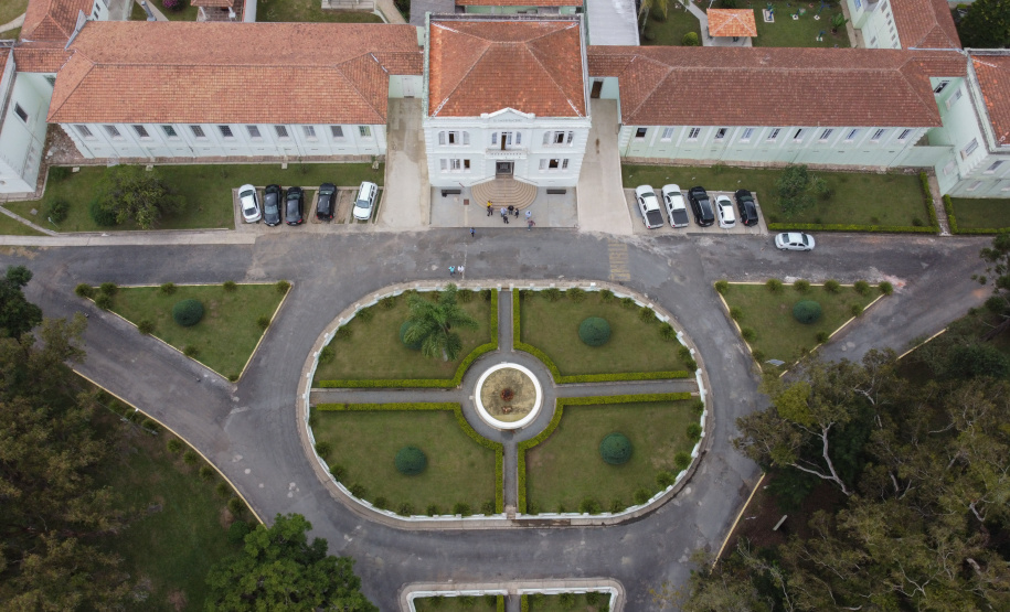 Hosp Lapa O governador Carlos Massa Ratinho Junior visita nesta quarta-feira (14) o Hospital Regional São Sebastião, na Lapa. A Secretaria de Estado da Saúde disponibiliza seis leitos de UTI no hospital. A unidade já conta com 40 leitos de enfermaria na estratégia de combate à Covid-19. 14/04/2021 - Foto: Geraldo Bubniak/AEN