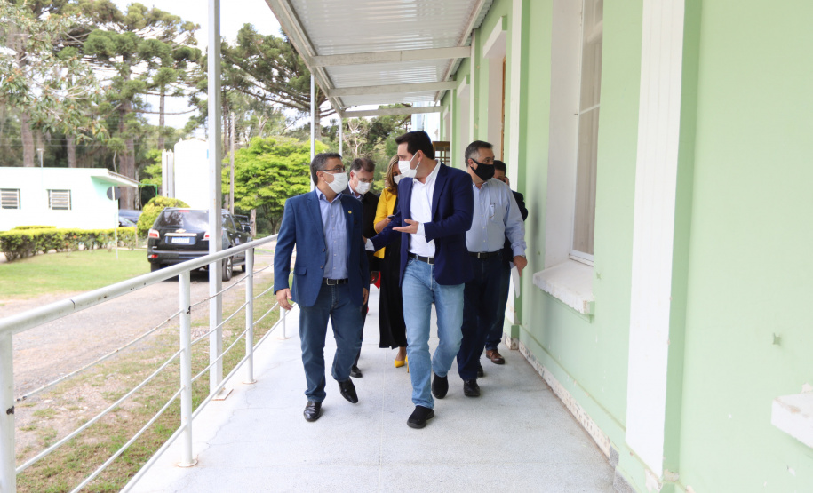 Hosp Lapa O governador Carlos Massa Ratinho Junior visita nesta quarta-feira (14) o Hospital Regional São Sebastião, na Lapa. A Secretaria de Estado da Saúde disponibiliza seis leitos de UTI no hospital. A unidade já conta com 40 leitos de enfermaria na estratégia de combate à Covid-19. 14/04/2021 - Foto: Geraldo Bubniak/AEN