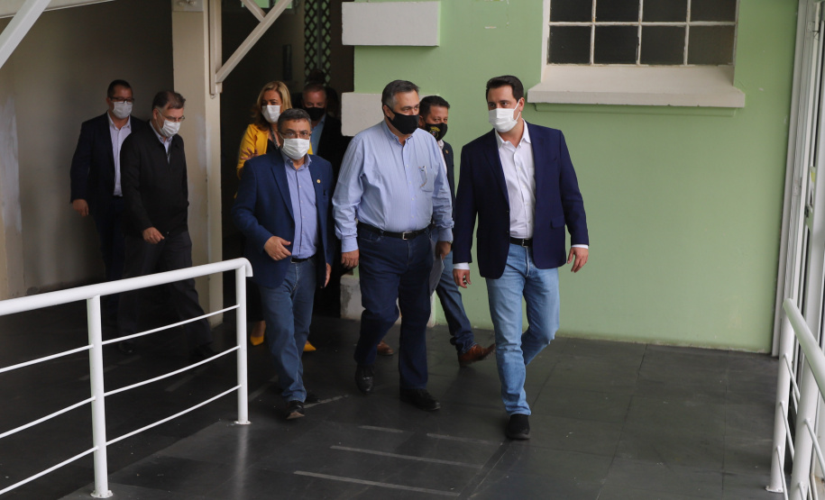 Hosp Lapa O governador Carlos Massa Ratinho Junior visita nesta quarta-feira (14) o Hospital Regional São Sebastião, na Lapa. A Secretaria de Estado da Saúde disponibiliza seis leitos de UTI no hospital. A unidade já conta com 40 leitos de enfermaria na estratégia de combate à Covid-19. 14/04/2021 - Foto: Geraldo Bubniak/AEN