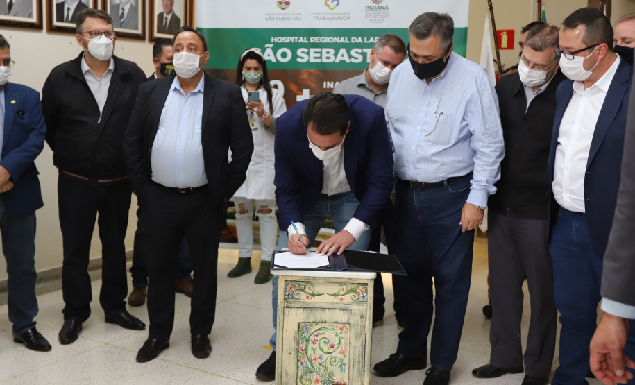 Hosp Lapa O governador Carlos Massa Ratinho Junior visita nesta quarta-feira (14) o Hospital Regional São Sebastião, na Lapa. A Secretaria de Estado da Saúde disponibiliza seis leitos de UTI no hospital. A unidade já conta com 40 leitos de enfermaria na estratégia de combate à Covid-19. 14/04/2021 - Foto: Geraldo Bubniak/AEN