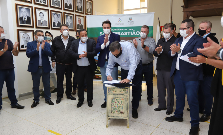 Hosp Lapa O governador Carlos Massa Ratinho Junior visita nesta quarta-feira (14) o Hospital Regional São Sebastião, na Lapa. A Secretaria de Estado da Saúde disponibiliza seis leitos de UTI no hospital. A unidade já conta com 40 leitos de enfermaria na estratégia de combate à Covid-19. 14/04/2021 - Foto: Geraldo Bubniak/AEN