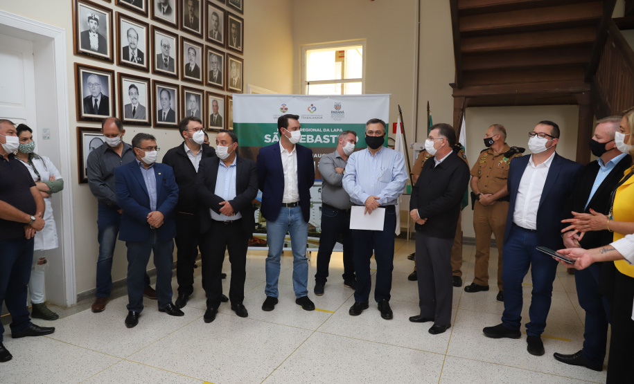 Hosp Lapa O governador Carlos Massa Ratinho Junior visita nesta quarta-feira (14) o Hospital Regional São Sebastião, na Lapa. A Secretaria de Estado da Saúde disponibiliza seis leitos de UTI no hospital. A unidade já conta com 40 leitos de enfermaria na estratégia de combate à Covid-19. 14/04/2021 - Foto: Geraldo Bubniak/AEN